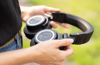 Обновленные наушники Audio-Technica M50xBT2 добавляют новые функции, сохраняя культовый дизайн