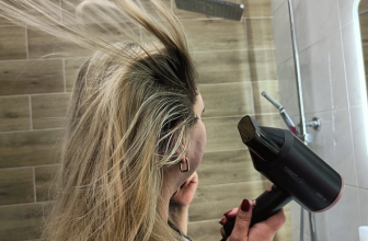 Фен для волос SCARLETT SC-HD70I52 в шоколадном цвете: 2 насадки и 2000 Вт мощности