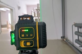Два аккумулятора, подвес и тренога: обзор профессионального лазерного уровня LT L16-360F на 16 линий со светодиодами SHARP